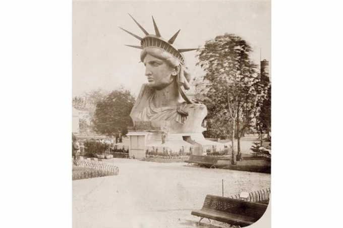 Tượng Nữ thần Tự do (Thành phố New York, Mỹ).Bức tượng nổi tiếng này đầu tiên không được đặt ở New York, thực tế nó đã được trưng bày tại Hội chợ Thế giới Paris năm 1878 (ảnh), trước khi Pháp trao cho Mỹ vào năm 1886 để kỷ niệm liên minh giữa hai nước trong cuộc Cách mạng Mỹ.