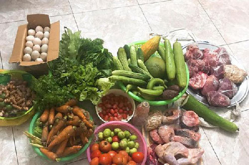 Dâu mới mang quà quê lên phố bị chị chồng xỉa xói: "Bưởi chua loét chẳng ai ăn", ngay tức khắc, cửa phòng bếp bật mở khiến chị ta sững sờ