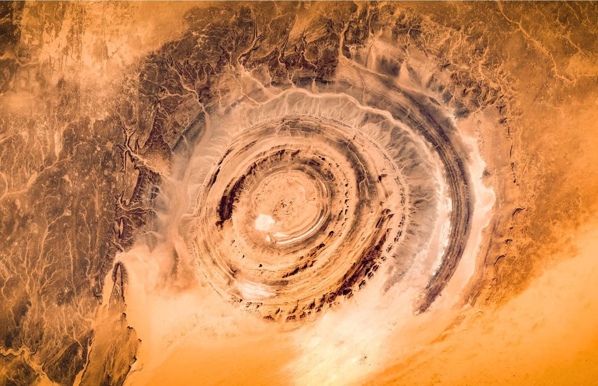 "Cấu trúc Richat" hay "Con mắt của Sahara" là một kết cấu địa chất hình elip nổi lên giữa sa mạc Sahara, ở trung tâm phía Tây Mauritania. Công trình tự nhiên này là kết quả của sự xói mòn đất từ cuối thời kỳ Nguyên sinh cho đến giữa thời kỳ Sa thạch Ordovicia. "Con mắt" này là một vòng tròn có đường kính 50 km và có thể nhìn thấy từ ngoài không gian.