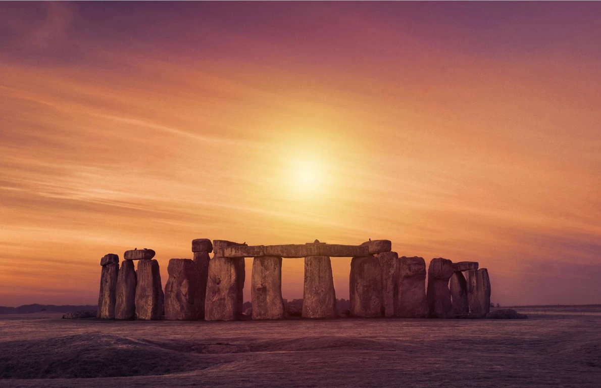 Stonehenge, Anh: Cấu trúc khối đá khổng lồ này là một trong những địa điểm kỳ bí hấp dẫn du khách đến Vương quốc Anh. Cách vận chuyển, xây dựng những tảng đá nguyên khối tại đây vào 5.000 năm về trước từng trở thành chủ đề nóng hổi thu hút giới khoa học khám phá. Vào năm 2019, các sinh viên Đại học Newcastle đã phát hiện ra con người có thể đã kéo những tảng đá bằng cách sử dụng xe trượt tuyết được bôi trơn bằng mỡ lợn.