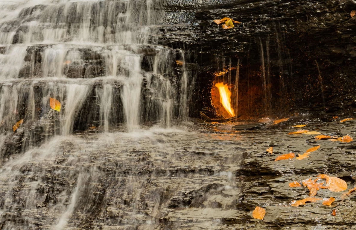 Thác Eternal Flame, Mỹ: Bí ẩn về ngọn lửa bất tử trong thác khiến nhiều người tò mò. Ở chính giữa thác nước là một ngọn lửa nhỏ cháy bập bùng nhờ luồng khí tự nhiên. Ngọn lửa kỳ lạ đã khơi nguồn cho những giai thoại về sự xuất hiện của yêu tinh. Tuy những câu chuyện nhanh chóng bị bác bỏ, thác nước vẫn là một bí ẩn trên góc độ khoa học.