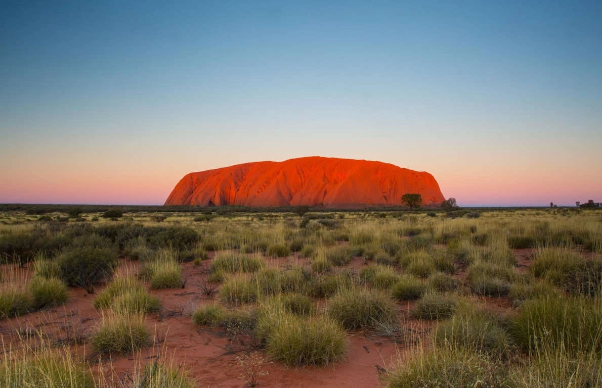 Núi đá nguyên khối Uluru, Australia gây ấn tượng với du khách bởi sự biến ảo màu sắc liên tục trong ngày. Các nhà khoa học cho biết đặc tính của Urulu là khối đá ráp thạch anh với kết cấu chặt chẽ, bề ngoài có oxit sắt nên khi ánh mặt trời rọi chiếu ở nhiều góc độ khác nhau sẽ đổi màu liên tục. Du khách được khuyên không mang bất cứ vật gì từ khối đá Uluru về làm quà, nếu không không muốn gặp xui xẻo.