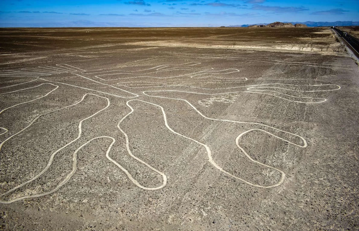 Cao nguyên Nazca, Peru tồn tại những hình vẽ huyền bí mà suốt bao thế kỷ qua, giới nghiên cứu vẫn chưa thể lý giải nổi. Những hình vẽ tại cao nguyên Nazca được chia thành 2 loại, mô phỏng sinh học và hình học. Các nhà khảo cổ học từng phát hiện hình một con mèo lớn tại đây. Người ta tin rằng còn rất nhiều hình vẽ như thế đang bị che bởi cây cối, sỏi đá qua thời gian dài.