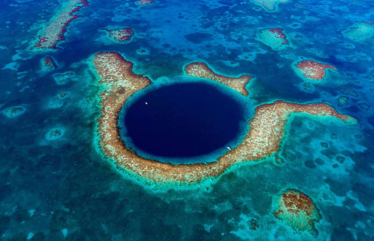 Great Blue Hole, Belize: Rộng hơn 300 m, đây là hố xanh độc đáo bị nhấn chìm sau kỷ băng hà cuối cùng. Sau khi được phát hiện bởi thợ lặn người Pháp Jacques-Yves Cousteau vào năm 1971, Hố Xanh trở thành một trong những nơi lặn biển tuyệt nhất trên thế giới. Bên trong hố ẩn chứa những bí ẩn đại dương như hoá thạch san hô lên tới hàng nghìn năm tuổi cùng các sinh vật biển dị biệt.