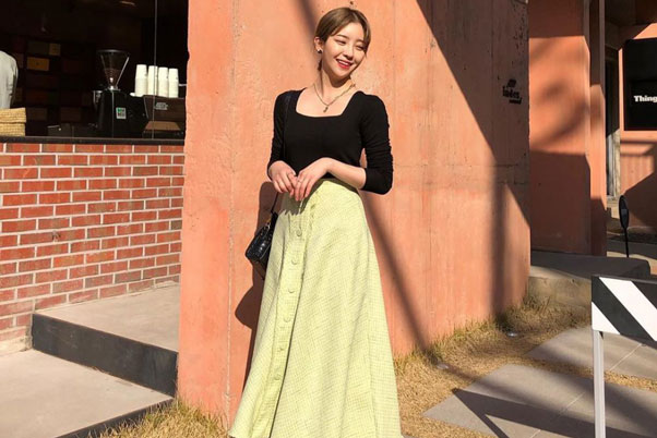 Học cách mix đồ với chân váy lửng để đi làm đi chơi đều nổi bật