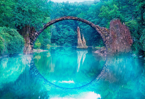 Cầu Quỷ và loạt điểm đến kỳ quái khắp hành tinh