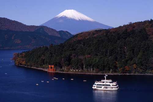 Khám phá vẻ đẹp hồ Ashi trên miệng núi lửa ở Hakone, Nhật Bản