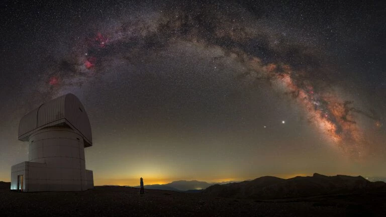 "Đêm sao ở trạm quan sát Helmos" là tác phẩm của Constantine Themelis. Trạm quan sát này nằm tại Hy Lạp. Chia sẻ về bức ảnh, Themelis nói: "Mỗi lần nhìn nó, tôi lại nghĩ mình có thể chụp được những gì với các công nghệ mới. Chúng ta đã đến gần vũ trụ thế nào rồi".