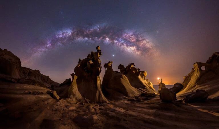 Mohammad Hayati chụp bức ảnh vào một đêm xuân ở bờ biển thuộc vịnh Ba Tư, tỉnh Hormozgan, Iran. Ông đặt tên cho tác phẩm của mình là "Người tình trong đêm".