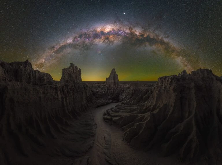 Milky Way hay Ngân Hà, Sông Ngân là một thiên hà chứa Hệ Mặt Trời của chúng ta. Các nhiếp ảnh gia theo đuổi thể loại này đều phải chọn các điểm cách xa thành phố, nhà cửa để tránh ô nhiễm ánh sáng. Trong ảnh là tác phẩm "Khởi nguồn từ cát bụi" của Lorenzo Ranieri Tenti.