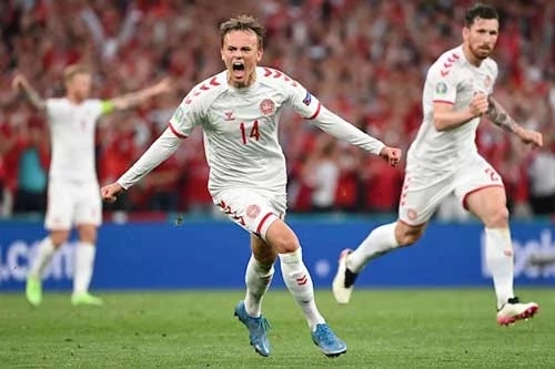 ĐT Đan Mạch đã trở thành đội bóng đầu tiên trong lịch sử EURO vào vòng knock-out sau khi để thua 2 trận mở màn tại vòng bảng.