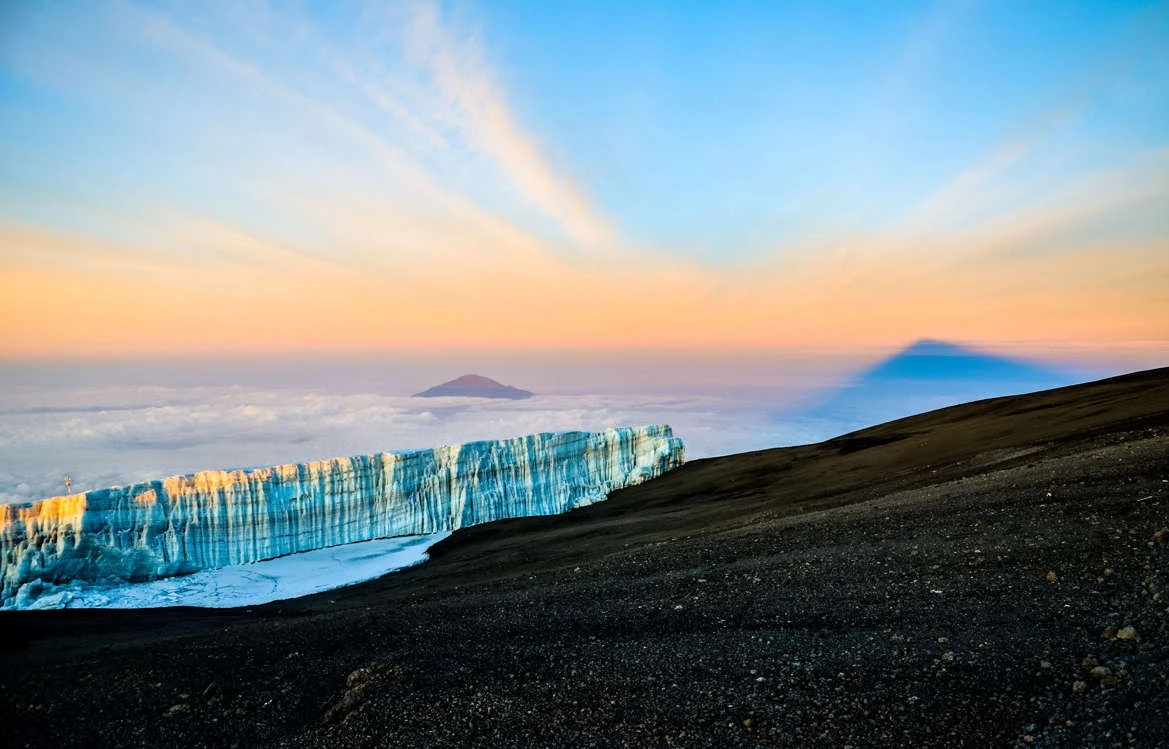 Furtwängler, Tanzania: Sông nằm gần đỉnh núi Kilimanjaro của quốc gia đông Phi, trong khu vực African Great Lakes. Tuyệt tác thiên nhiên này xuất hiện từ khoảng năm 1650, đã tan chảy 85% từ giữa năm 1912 đến 2011. Với tốc độ tan chảy hiện tại, giới khoa học ước tính rằng nó sẽ biến mất hoàn toàn vào năm 2040.