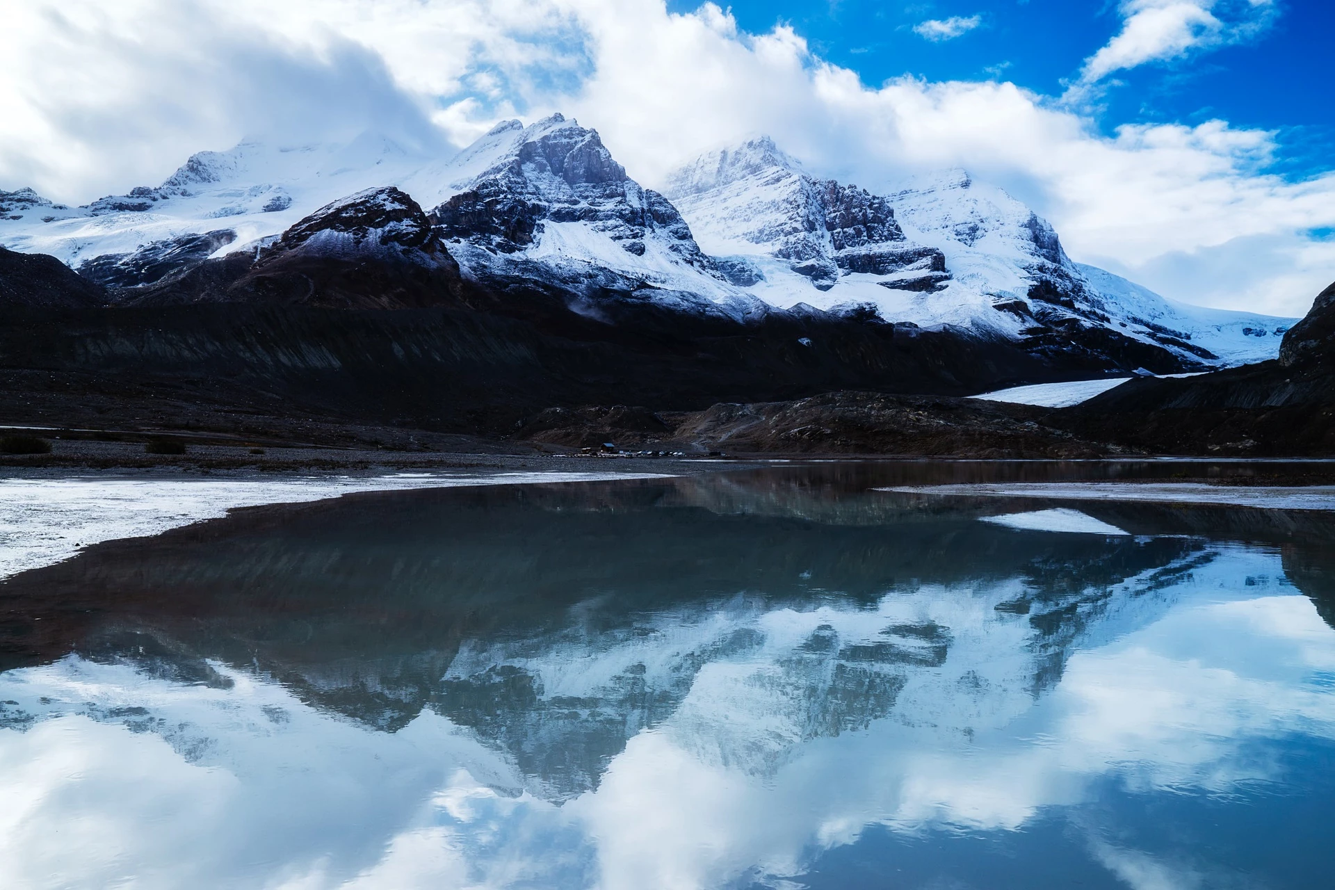 Athabasca Glacier, Canada: Một trong những "viên ngọc quý" trong số những danh lam thắng cảnh tại quốc gia Bắc Mỹ. Đứng trước dòng sông băng khổng lồ, du khách sẽ bị choáng ngợp bởi khung cảnh ấn tượng của những dãy núi cao, hùng vĩ.