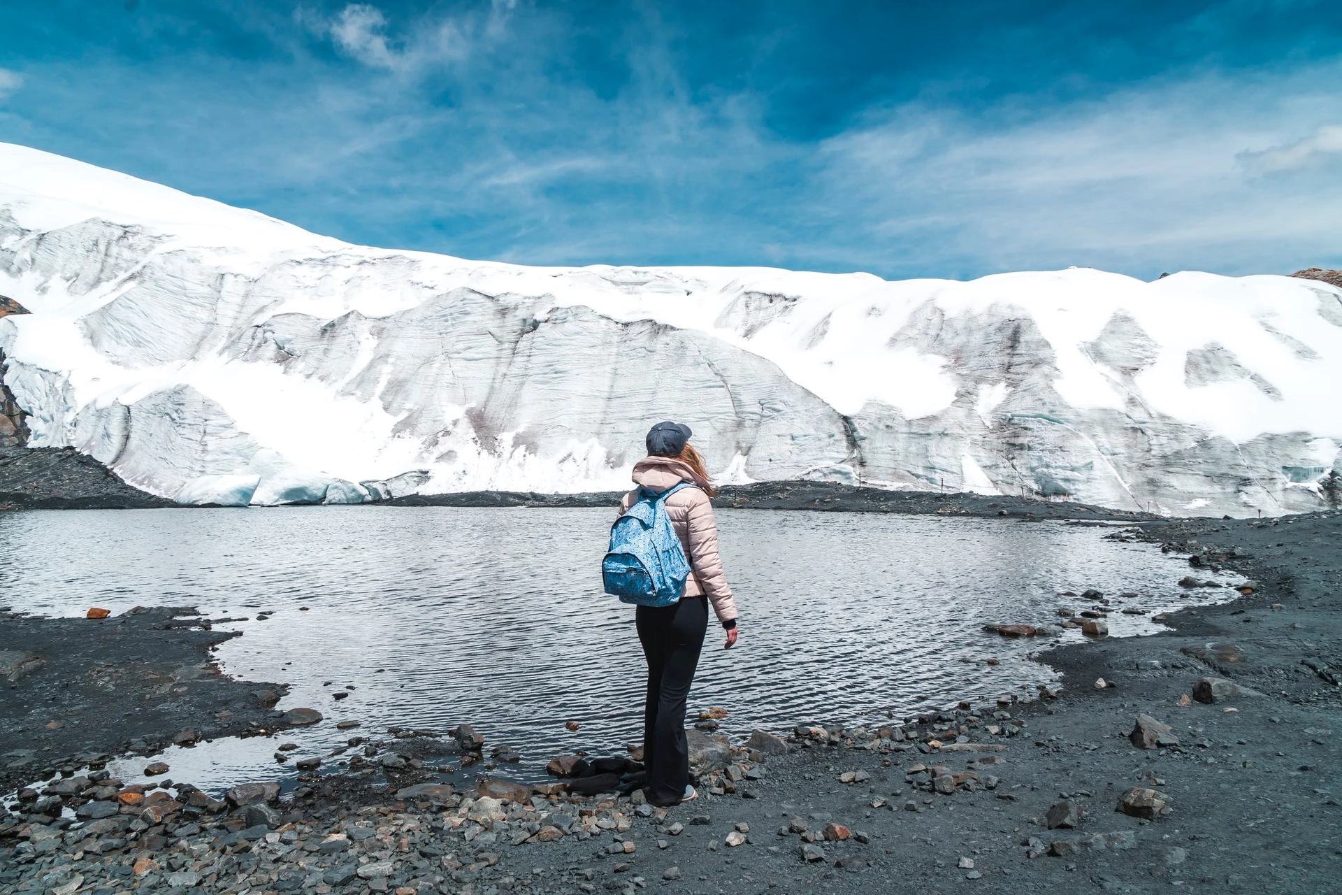 Pastoruri Glacier, Peru: Sông băng nằm trên đỉnh núi cao của dãy Andes, là địa điểm dã ngoại ngoài trời được du khách quốc tế yêu thích. Dòng sông này sụt giảm 22% khối lượng trong 35 năm qua. Trái đất nóng lên khiến địa điểm này bị ảnh hưởng nghiêm trọng. Theo thông tin từ Liên minh Bảo tồn Thiên nhiên quốc tế, băng tan kéo theo các kim loại nặng được giải phóng, khiến nguồn nước và đất bị ô nhiễm.