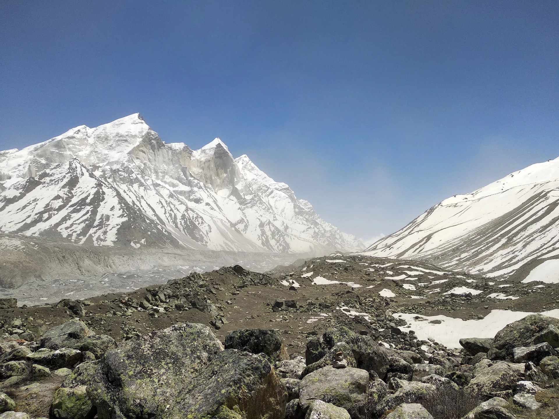 Gangotri, Ấn Độ: Địa điểm nằm ở khu vực giáp biên giới Trung Quốc. Đây là một trong những dòng sông băng lớn nhất của dãy Himalaya. Gangotri cũng được xem là một trong những con sông thiêng liêng ở Ấn Độ.