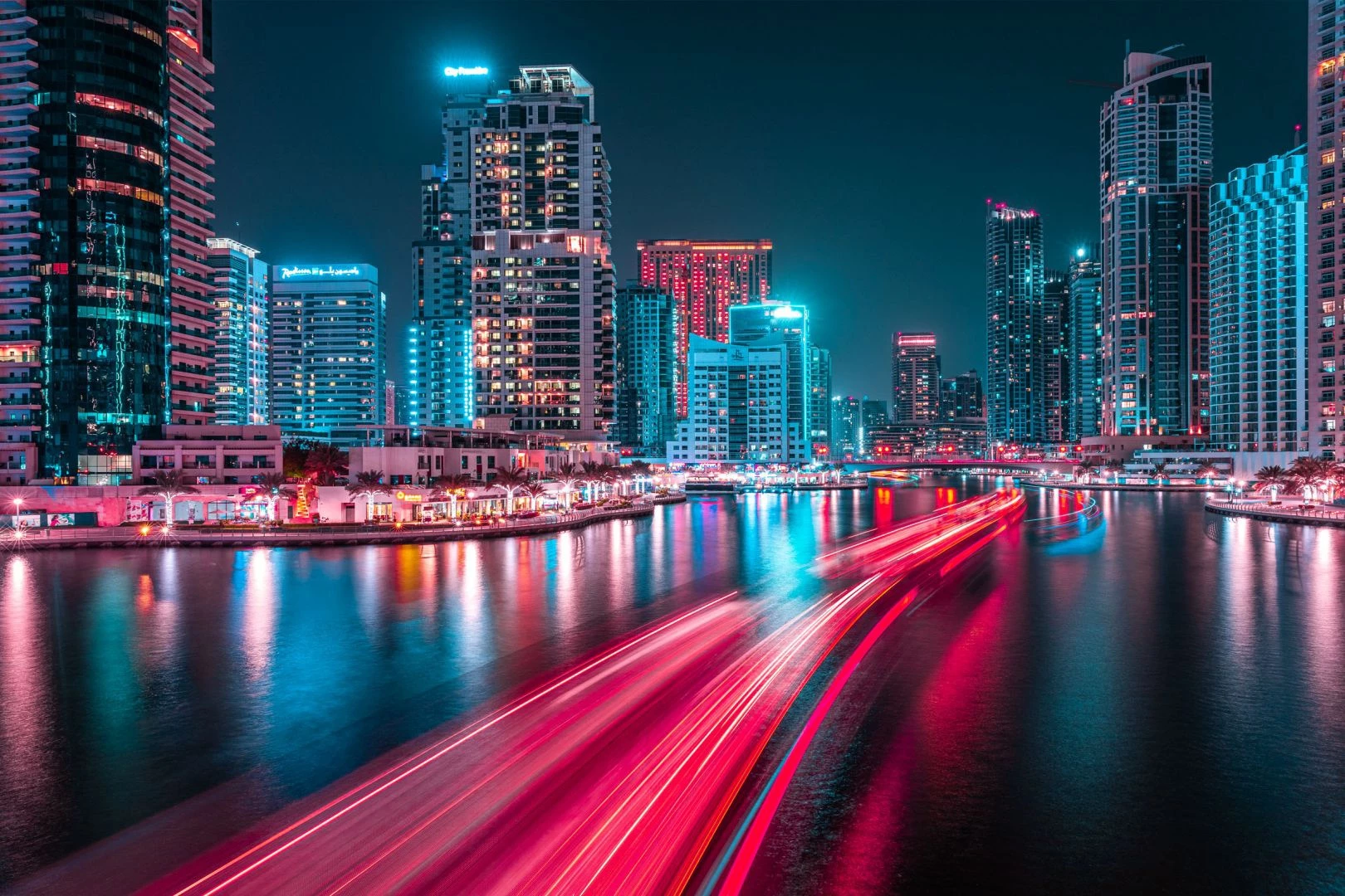 Sau khi tìm được cách tái hiện cảm xúc chân thực nhất qua những bức ảnh, Portela đã thực hiện series "Glow" ở một số thành phố lớn như New York (Mỹ), Bangkok (Thái Lan). Thành phố mới nhất xuất hiện trong series này là Dubai. Portela đến đây vào năm 2019 khi tham dự lễ hội nhiếp ảnh.