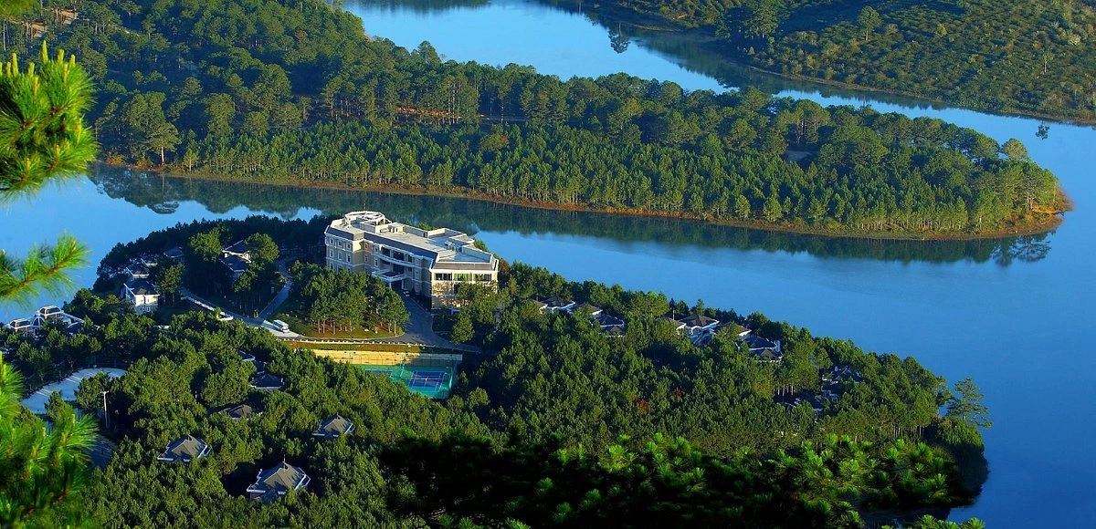 2. Dalat Edensee Lake Resort & Spa: Vị trí tiếp theo là một khu nghỉ dưỡng cao cấp ở Đà Lạt (Lâm Đồng). Dalat Edensee đi vào hoạt động từ năm 2011 với 112 phòng nghỉ tiện nghi. Du khách đến đây sẽ được tận hưởng kỳ nghỉ bên hồ Tuyền Lâm thơ mộng. Hiện giá phòng tại đây dao động từ 1,5 triệu đồng đến 3,5 triệu đồng/đêm. Ảnh: dalatedenseeresort.