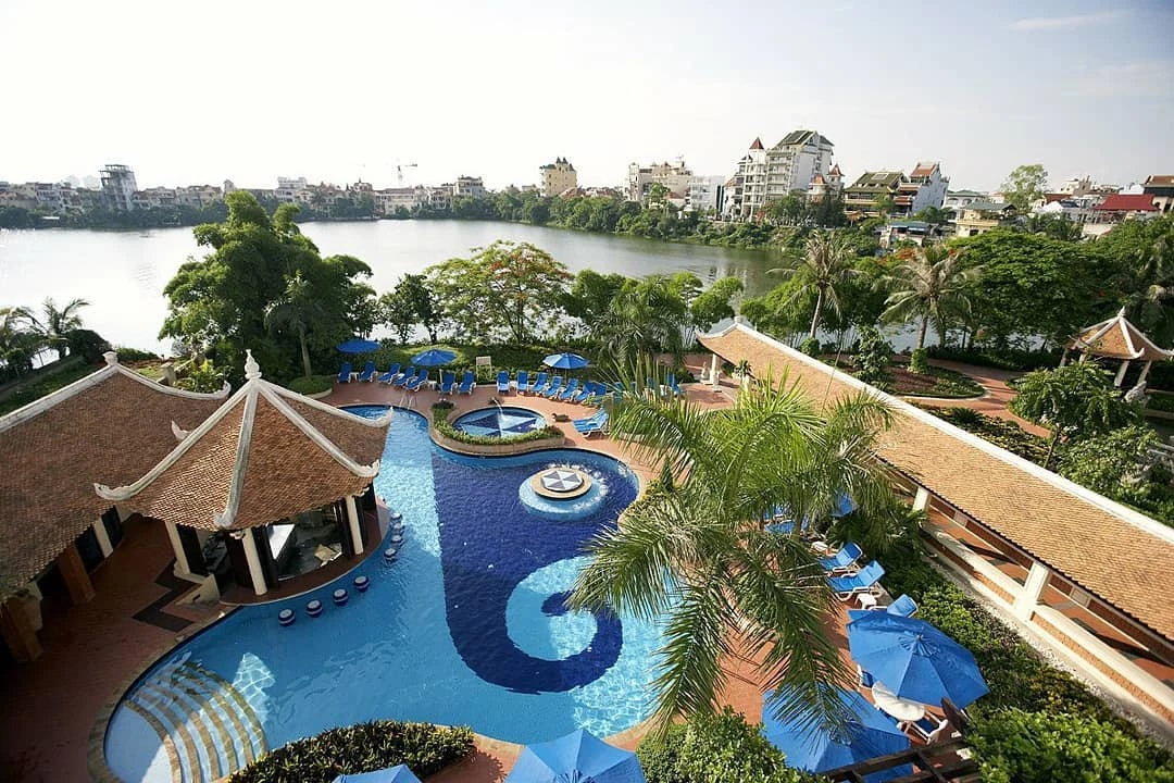 4. Sheraton Hanoi Hotel: Khách sạn này nằm ở phía tây Hà Nội, cách trung tâm thành phố khoảng 10 phút lái xe. Sheraton Hanoi Hotel có 299 phòng nghỉ, tầm nhìn ra Hồ Tây thơ mộng. Bên cạnh các tiện ích như hồ bơi ngoài trời, trung tâm thể dục, các phòng xông hơi, khách sạn còn có lounge, quán bar, nhà hàng cao cấp phục vụ bữa ăn cả ngày. Ảnh: sheratonhanoi.