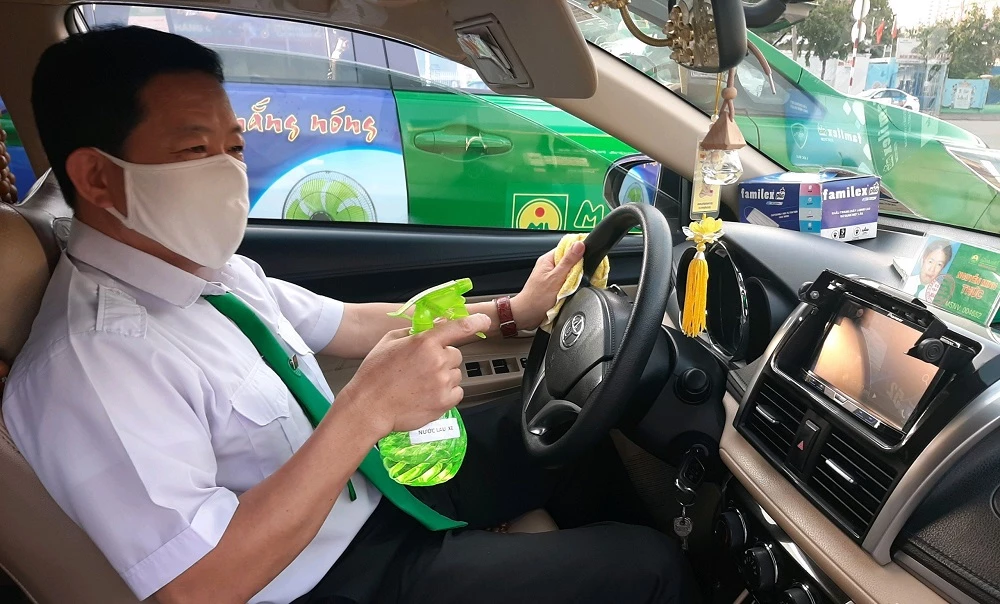 Lái xe taxi Mai Linh tuân thủ các nguyên tắc 5K đeo khẩu trang, khử khuẩn, khai báo y tế hàng ngày, vệ sinh xe. 