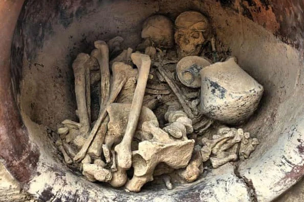 Hài cốt của một người đàn ông và một người phụ nữ được chôn trong một chiếc bình gốm, cùng 29 hiện vật đáng giá. Ảnh: Cambridge University Press.