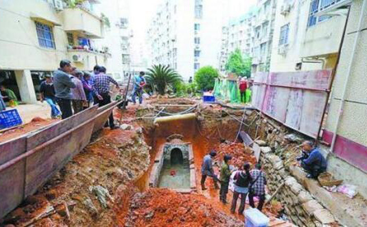 Đang khai quật thì mộ cổ bốc mùi lạ, chuyên gia vội can ngăn: Nếu cố chấp đào thêm có thể mất mạng!