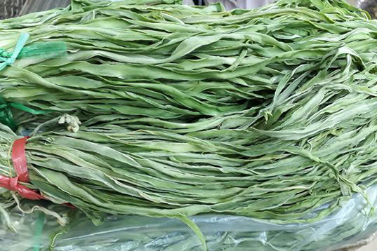 Bó rau khô như nắm rơm mà giá tận 500.000 đồng/kg, khách Thủ đô muốn ăn phải đặt trước nửa tháng