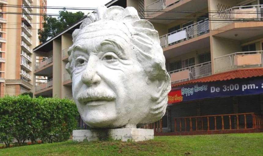 Bức tượng điêu khắc đầu Albert Einstein khổng lồ là góc check-in hút khách khi đến nơi này. Ảnh: Lingua Franca.
