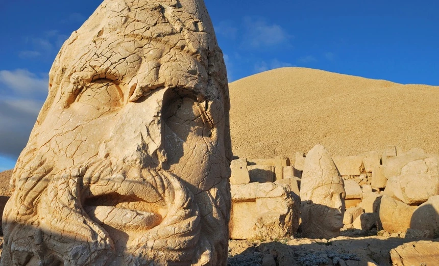 Giờ đây, những bức tượng trên núi Nemrut không còn nguyên vẹn, phần đầu rơi xuống dưới đất, nằm rải rác trong khu vực. Ảnh: Shutterstock.