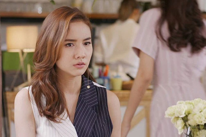 Thương chị gái ở cữ phải ăn uống kham khổ, tôi và mẹ tay xách các thứ đến thăm, lúc nhìn mâm cơm mà chúng tôi tẽn tò