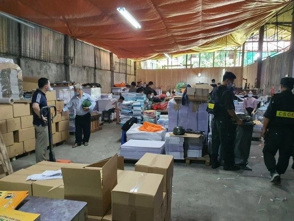 Cơ quan chức năng vừa triệt phá đường dây sản xuất và tiêu thu sách giả tại Hà Nội.