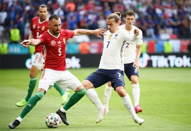 Griezmann (áo sáng) nỗ lực đi bóng trong vòng vây hậu vệ Hungary