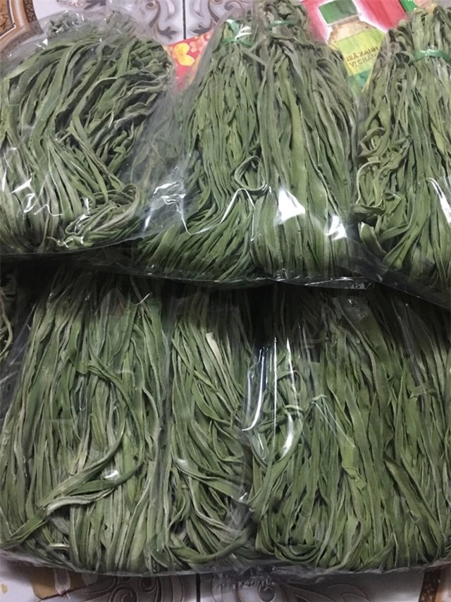 Bó rau khô như nắm rơm mà giá tận 500.000 đồng/kg, khách Thủ đô muốn ăn phải đặt trước nửa tháng - Ảnh 2.