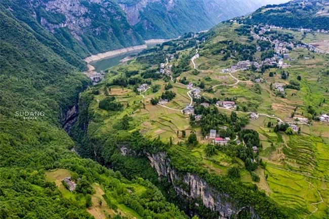 Hẻm núi được ví như “vết sẹo” đẹp nhất Trung Quốc ở đâu? - hình ảnh 1