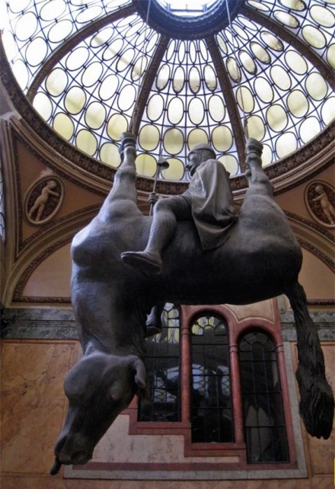 Những tác phẩm điêu khắc đáng sợ nhất thế giới khiến du khách phải bàng hoàng 11