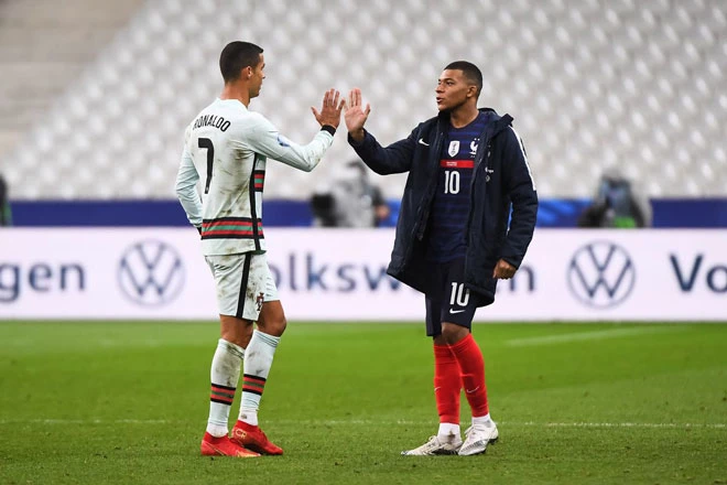 Màn đối đầu giữa Ronaldo và Mbappe được rất nhiều người chờ đợi.