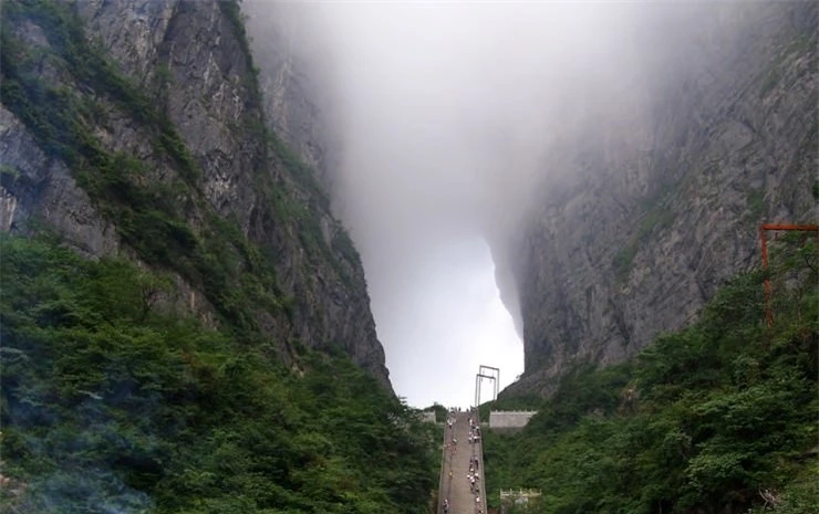 Sợ đứng tim trên cây cầu rùng rợn nhất Trung Quốc 1