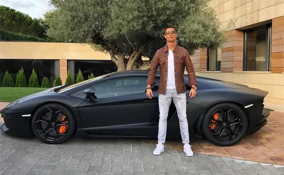 Tay chơi Cristiano Ronaldo: Từ siêu xe đến siêu du thuyền - Hình 1