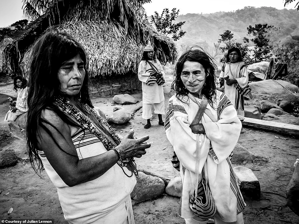 Kogi là bộ lạc sống biệt lập với thế giới bên ngoài suốt 1.000 năm. Họ sống ở vùng núi hẻo lánh phía bắc Colombia. Nhiếp ảnh gia Julian Lennon đã ghi lại cuộc sống của họ bằng những tấm hình đen trắng.
