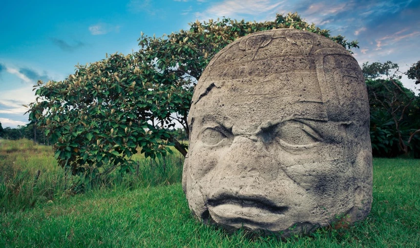 Những chiếc đầu này được khắc từ đá badan núi lửa nguyên khối. Ảnh: Shutterstock.
