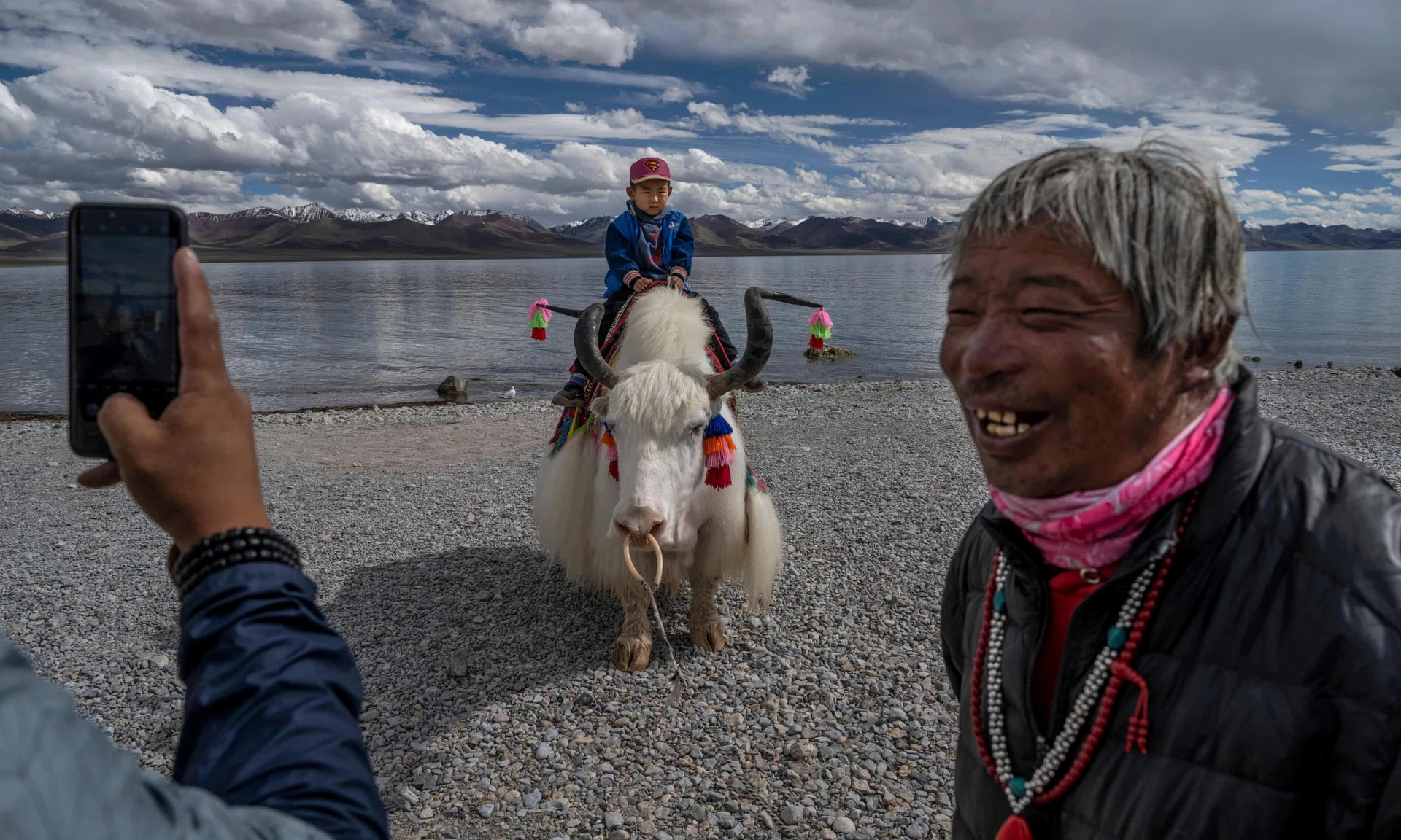 Một cậu bé được chụp ảnh khi đang cưỡi trên con yak bên bờ hồ Namtso. Cả bò yak lẫn hồ Namtso đều là biểu tượng của Tây Tạng. Con vật kia có vai trò lớn với đời sống người dân. Nó cung cấp lông, sữa, phục vụ cuộc sống của người Tây Tạng. Còn Namtso được xem là hồ nước thiêng của vùng đất này.