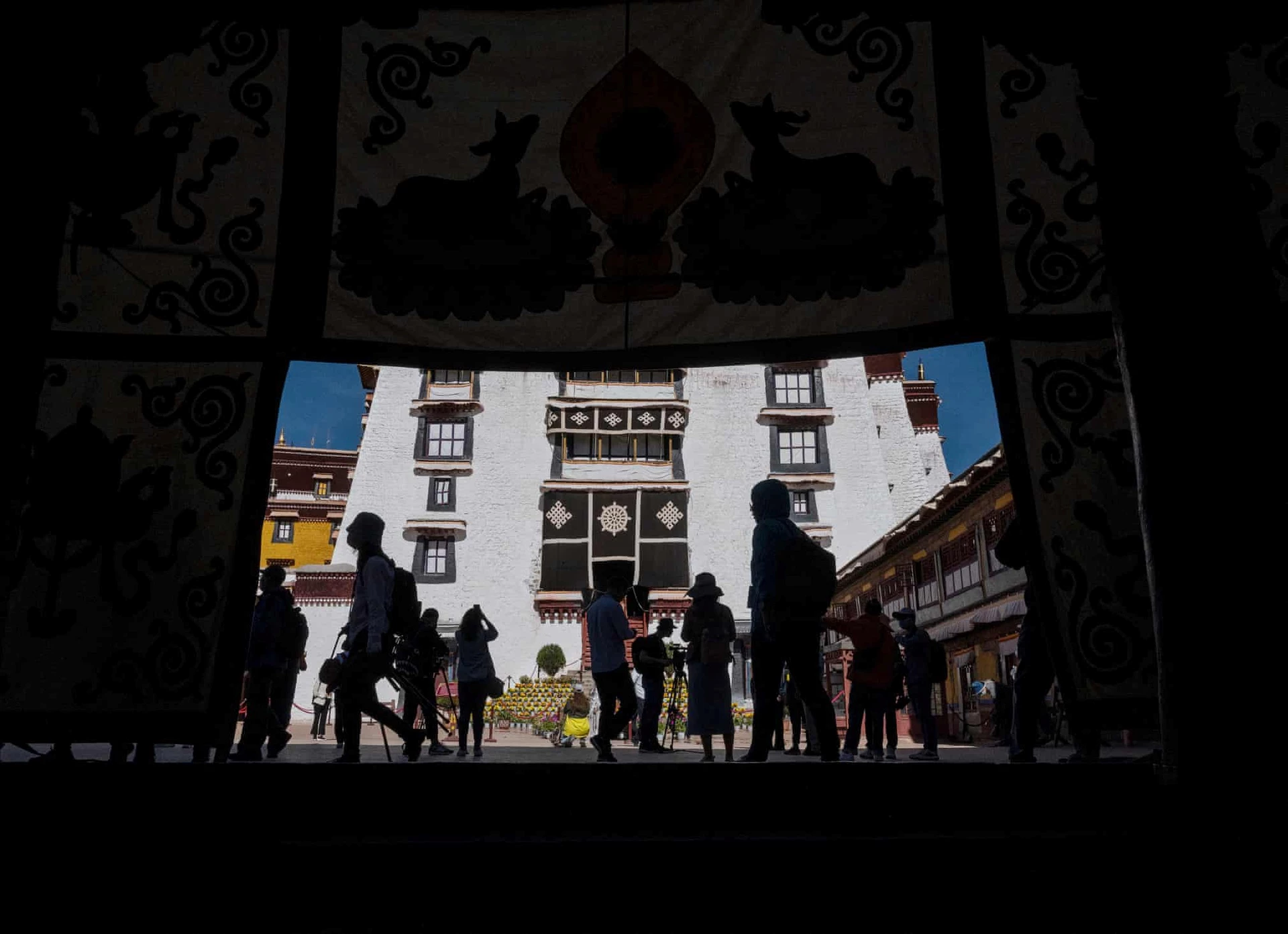 Du khách viếng thăm điện Potala - Di sản Thế giới được UNESCO công nhận. Gần đây, Trung Quốc đã nới lỏng lệnh cấm du khách nước ngoài tới Tây Tạng vì dịch Covid-19. Đây được xem là cách đất nước này thúc đẩy du lịch Tây Tạng. Các nhà báo nước ngoài vốn không được phép tới khu tự trị. Tuy nhiên, chính quyền đã tổ chức một chuyến tham quan riêng cho nhóm này do chính họ tổ chức.