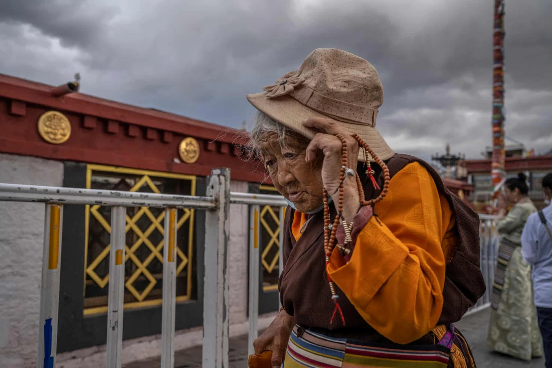 Một phụ nữ đến thăm chùa Đại Chiêu ở Lhasa. Đối với người Tây Tạng, đây là ngôi chùa linh thiêng nhất. Chùa được xây dựng vào khoảng thế kỷ thứ 7. Tới năm 1978, chùa được trùng tu để đón khách. 2 năm sau, chùa chính thức mở cửa đón du khách và những người hành hương.