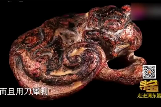 Bác trai nhặt được viên đá màu máu, đem đi kiểm định, chuyên gia rùng mình: Trong lúc nguy cấp thứ này cứu được mạng người!
