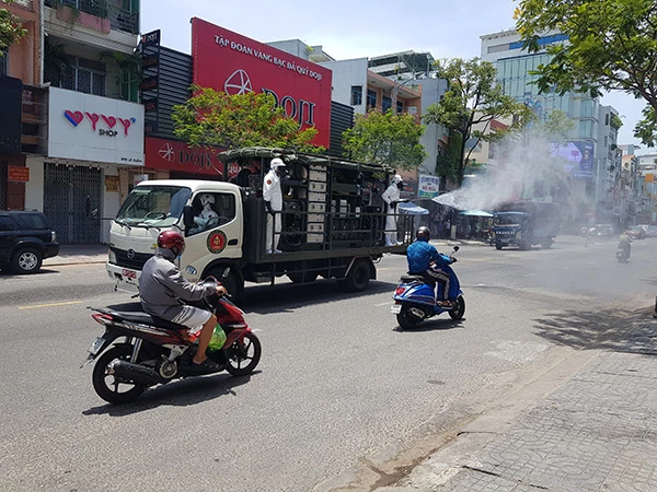 Lực lượng chức năng TP Đà Nẵng phun thuốc khử khuẩn tuyến đường Lê Duẩn đi ngang qua khu tam giác Hoàng Hoa Thám - Lê Duẩn - Lý Tháo Tổ đang phong tỏa cứng