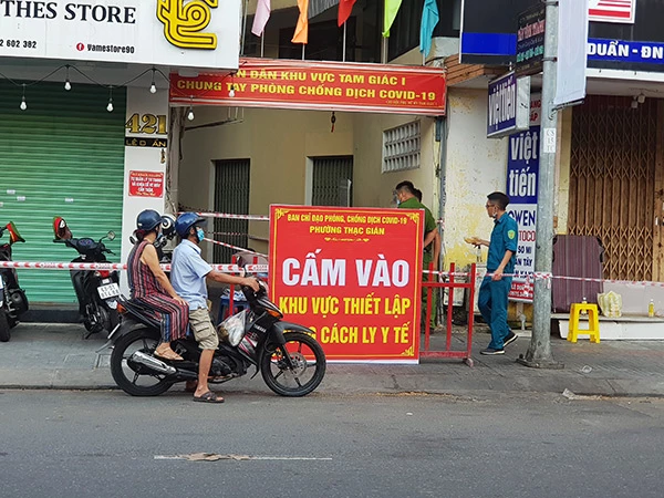 Người dân khu phong tỏa cứng tam giác Hoàng Hoa Thám - Lê Duẩn - Lý Thái Tổ cần chấp hành nghiêm quy định cách ly để sớm cắt đứt được chuỗi lây nhiễm tại đây 