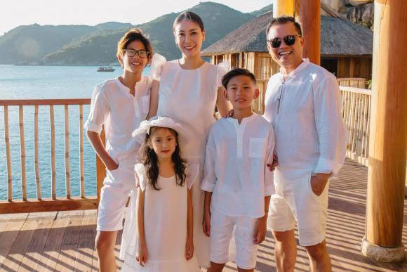 Khánh Vân khoe ảnh đẹp lung linh, Hà Kiều Anh nhắn nhủ ngọt ngào đến ông xã