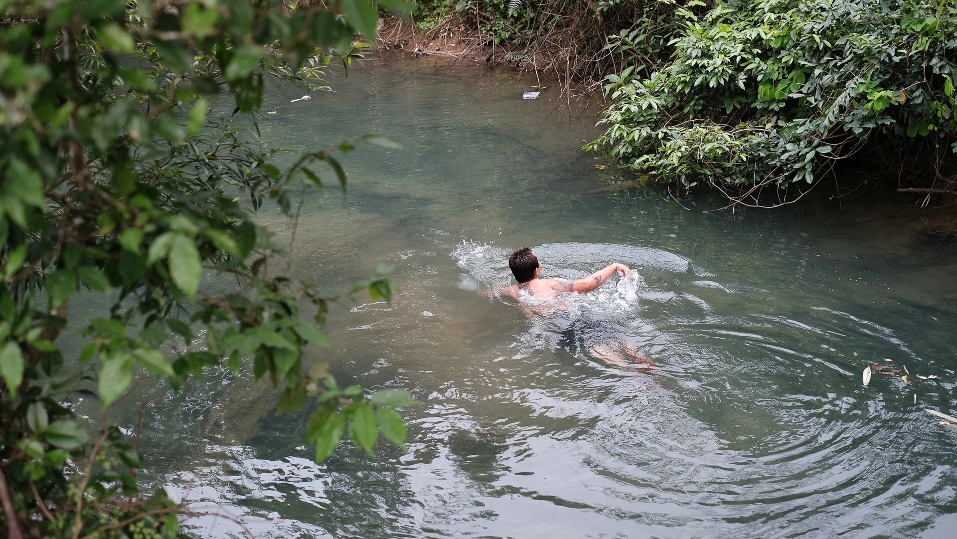 Dựng lều trại xong xuôi, bạn có thể đắm mình trong con suối mát lành để gột sạch bụi bẩn trong quá trình khám phá hang Chà Lòi. "Cảm giác đã gì đâu. Một mình một cõi, tha hồ vùng vẫy", Vinh Gấu chia sẻ.