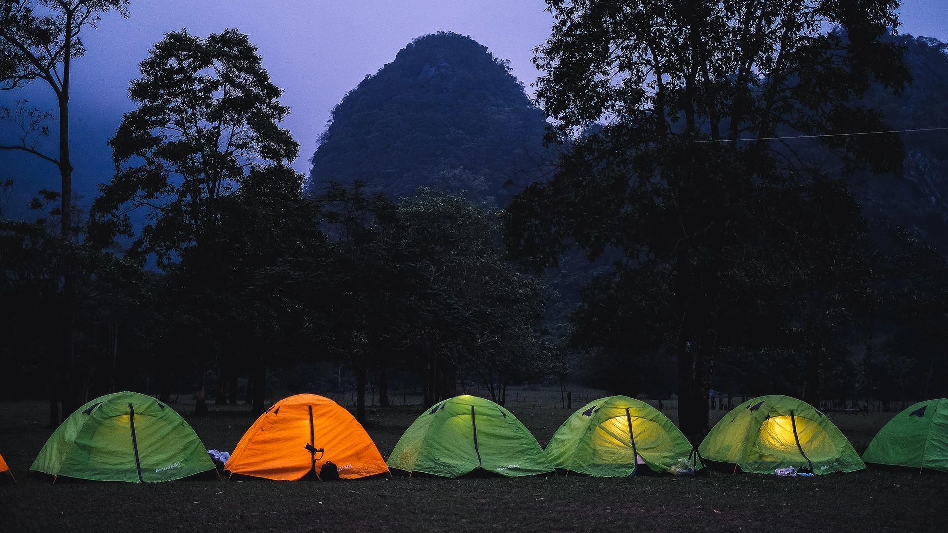 "Một trong những điều tôi thích nhất ở đây là mọi người nói chuyện với nhau nhiều hơn. Khu vực này không có sóng điện thoại nên những tin nhắn, thông báo mạng xã hội chẳng thể khiến ta mất tập trung", anh kể.