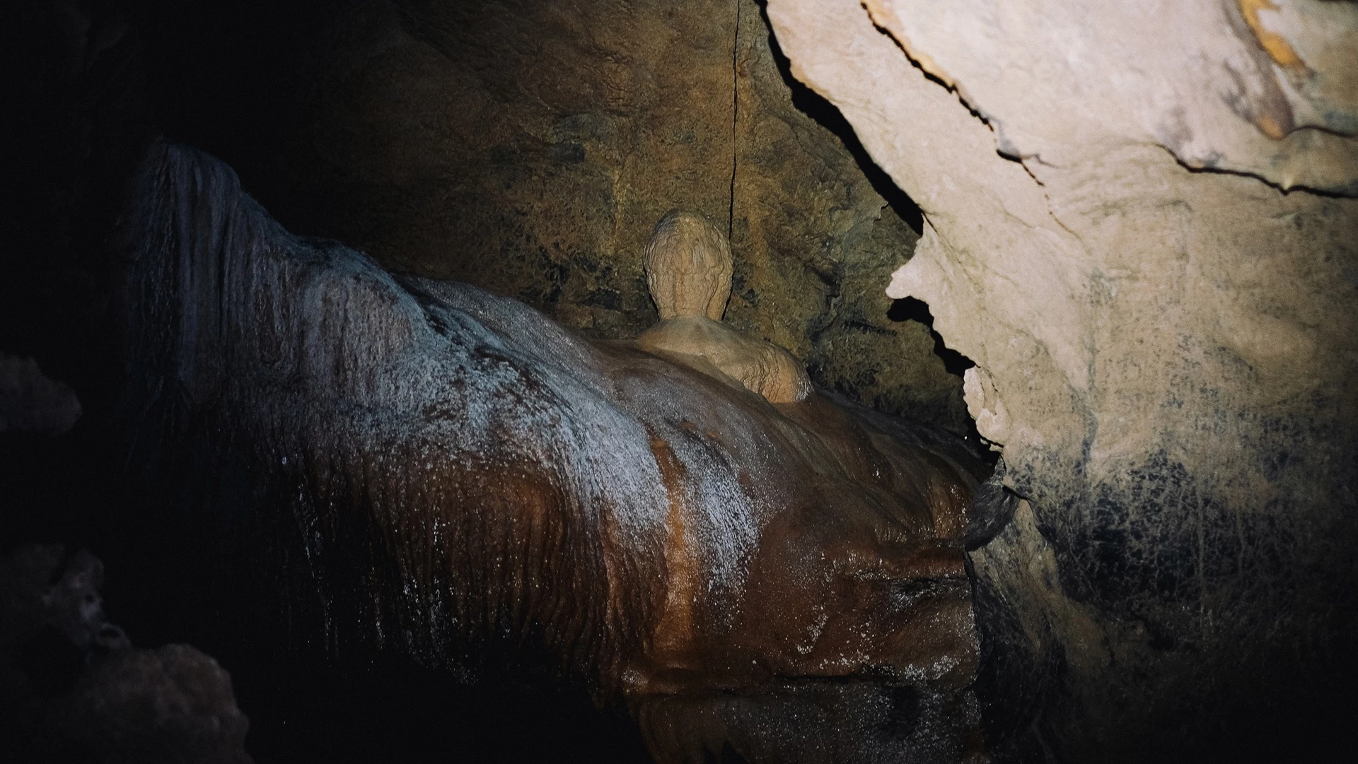 Một khối thạch nhũ có hình dáng giống tượng bán thân của Đại tướng Võ Nguyên Giáp. Ngoài ra, hang Chà Lòi cũng có cái tên khác là "hang Ông Giáp".