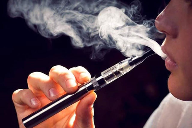 Vì sao thuốc lá điện tử có thể gây vô sinh ở nam giới?